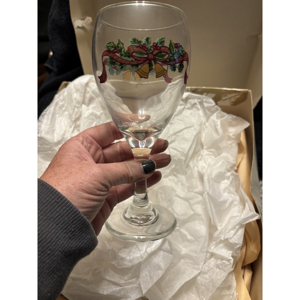 Johnson Bros Glassware 4 Piece Set Wine Goblet USA Vintage Victorian Christmas - Picture 2 of 3